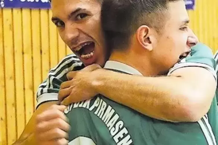 Riesenjubel bei den TuS/DJK-Spielern Dominik Korfmann (links) und Marco Wahl (Nummer 3) nach dem Einzug ins Endspiel.