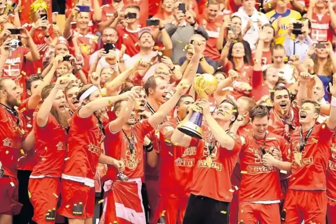 Welch ein Moment: Torwart Niklas Landin stemmt den Pokal in die Höhe. Dänemark feiert seinen ersten Weltmeister-Titel.