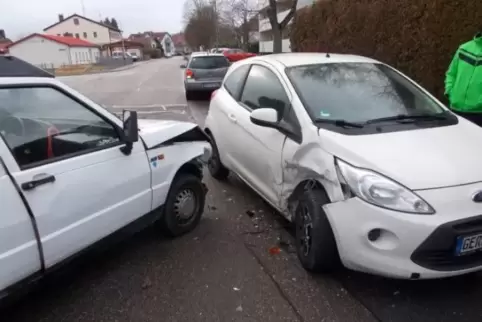 Beide Autos waren nach dem Zusammenstoß am Sonntagnachmittag in Kandel nicht mehr fahrbereit. Foto: Polizei
