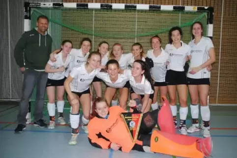 Feuen sich schon auf die süddeutsche Meisterschaft in eigener Halle: Axel Schröder und die weibliche B-Jugend der TG Frankenthal