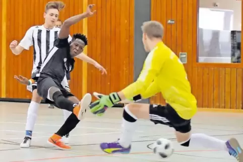 Abdoulaye Doumbia (Mitte) trifft hier gegen Fehrbachs Torhüter Luca Mistler zum 1:0 im Spiel seines JFV Zweibrücken beim letztli