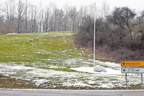 Der Fahnenmast und die großen Golfbälle seien Bauobjekte, findet die Kreisverwaltung. Deshalb muss nun für den unteren Teil des 