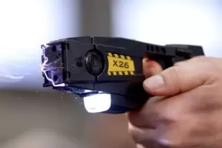 Bisher nur von der Polizeieingesetzt: Elketroschock-Pistolen des Herstellers Taser. Foto: dpa 