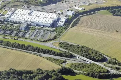 Unterhalb der Autobahn 8 soll das Möbelhaus entstehen. Oberhalb ist das Werk Wallerscheid des Kranbauers Terex zu sehen.