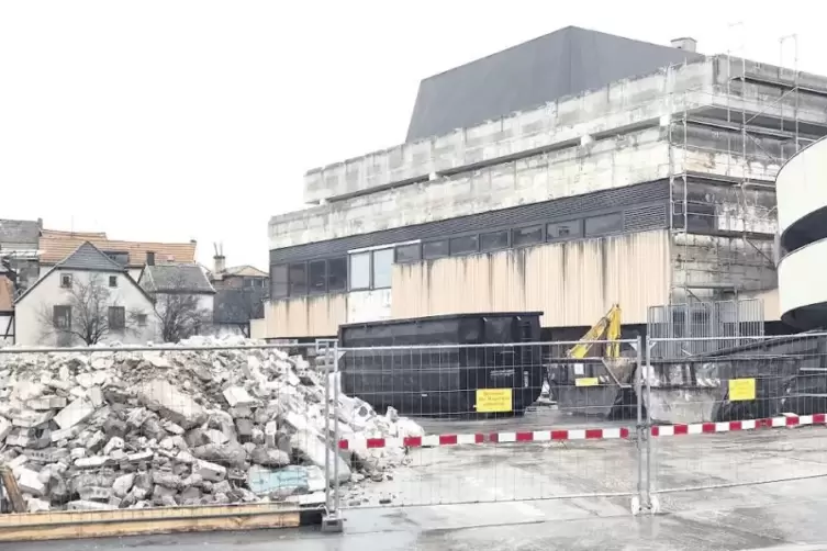 Der Umbau des Neustadter Hertie-Geb&auml;udes am Bachg&auml;ngel ging gestern wie geplant weiter.
