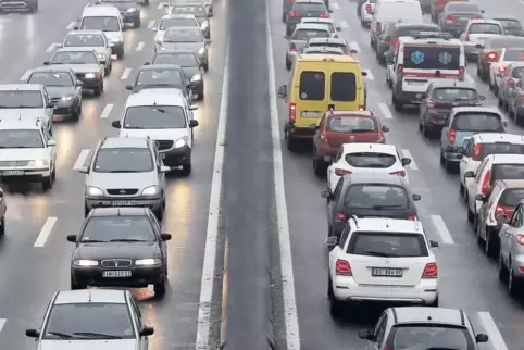 Autos stehen in der serbischen Hauptstadt Belgrad im Stau. Serbien ist eines der wenigen Länder der Balkanregion, das den Import