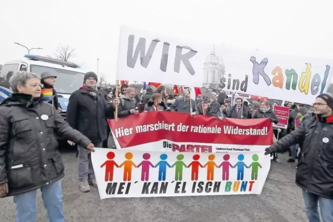Demo gegen Rechts am 3. März 2018 in Kandel: Künftig wollen sich die Gruppierungen »Wir sind Kandel« und »Kandel gegen Rechts« b Demo gegen Rechts am 3. März 2018 in Kandel: Künftig wollen sich die Gruppierungen »Wir sind Kandel« und »Kandel gegen Rechts« b