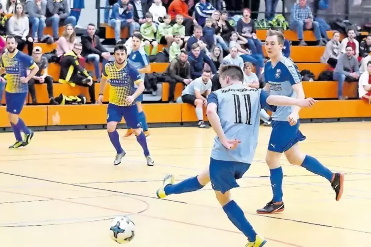 Kurz vor dem Ende schießt Marius Schweizer im Finale das 1:0 für den SV Hinterweidenthal gegen die Sportfreunde Bundenthal. Rech