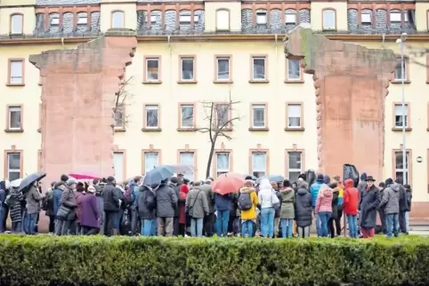 Auch viele Schüler nehmen an der Gedenkfeier für die Opfer des Nationalsozialmus teil.