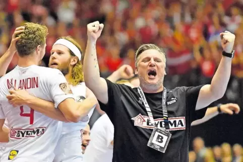 So jubeln Sieger: Nikolaj Jacobsen, der Nationaltrainer Dänemarks, feiert in Herning den WM-Triumph seiner Mannschaft.
