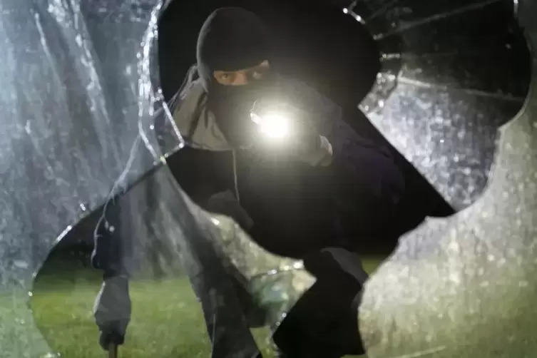 Mit brachialer Gewalt verschafften sich die Täter Zutritt zu dem Haus.  SymbolFoto: dpa 