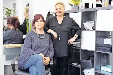 Neue Kolleginnen: Annalena Dorigo (links) bleibt im „Haarwerk“, Uli Keßler hat den Salon am 2. Januar wieder eröffnet.
