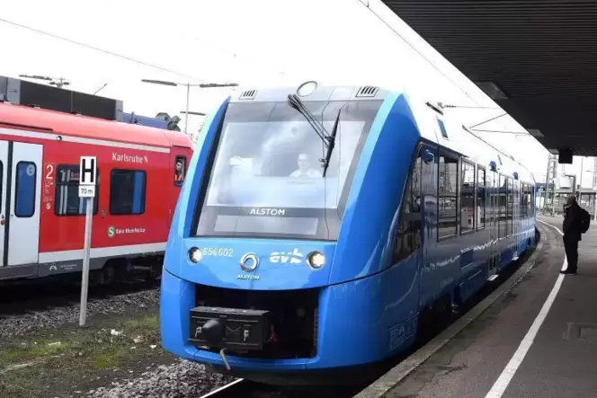 Der Brennstoffzellen-Triebwagen I-Lint von Alstom im Ludwigshafener Hauptbahnhof. Foto: KUNZ