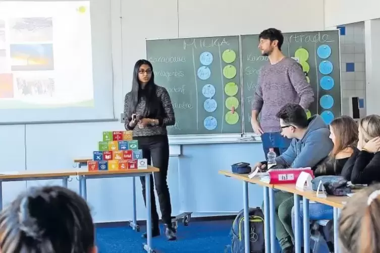Geben praktische Tipps: Aranya Santhanakumaran und Johann Rehder (stehend), Studenten des Umwelt-Campus Birkenfeld, gestalten ei
