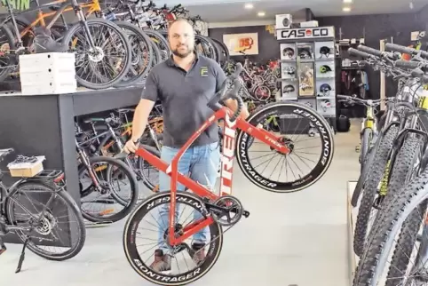 Führt die aktuellen Modelle: Inhaber Fabian Dezius.