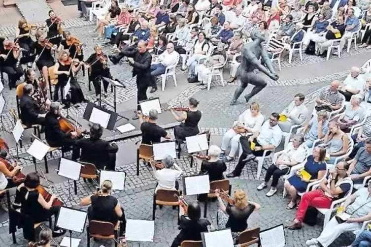 Die Neustadter Sinfoniker (hier beim Rathauskonzert 2017) wurden 1955 gegr&uuml;ndet und sind das gr&ouml;&szlig;te Amateurorchester der Region.