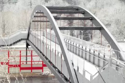 Architektonisch schön, doch der Nutzen ist eingeschränkt: Die Brücke über die B 10 ist nicht barrierefrei, ein Aufzug wäre zu te