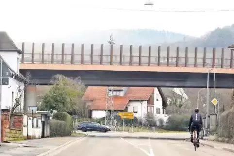 Hangsicherung und neue Straße: Im Bereich Birkweiler/Siebeldingen wird für 750 000 Euro gebaut.