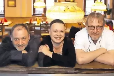 Neue und alte Mannschaft (von links): Souschef Max Kipper, der neue Betreiber Tobias Fink, seine Frau Melanie, der bisherige Küc