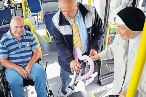 Mit Rollstuhl und Rollator sicher Bus fahren: Fahrdienstleiter Jürgen Heil (Palatina Bus) demonstriert beim Sicherheits- und Ges