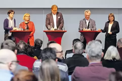 Beantworteten viele Fragen der Bürger: Bürgermeisterin Cornelia Reifenberg (links), Projekt-Chef Ernst Merkel (Mitte), Berater M