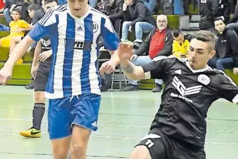 Felix Mayer (links) und sein SVN kassierten gegen den VfR Kaiserslautern eine 1:4-Niederlage.