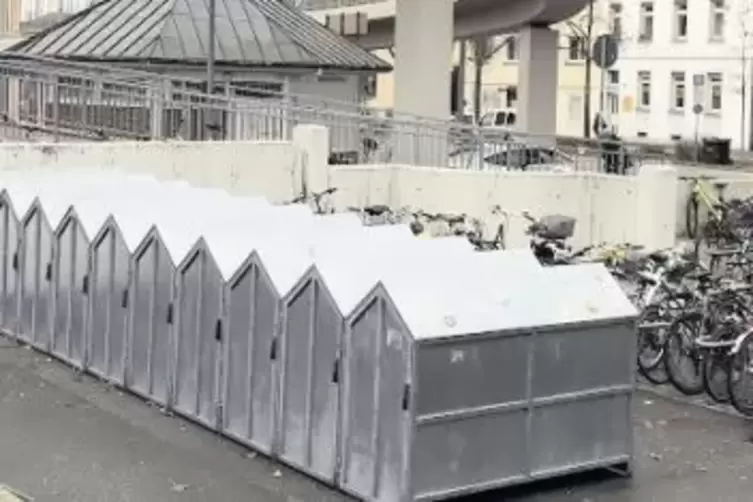 N&ouml;rdlich des Bahnhofsgeb&auml;udes: mehr Platz f&uuml;r Radler.