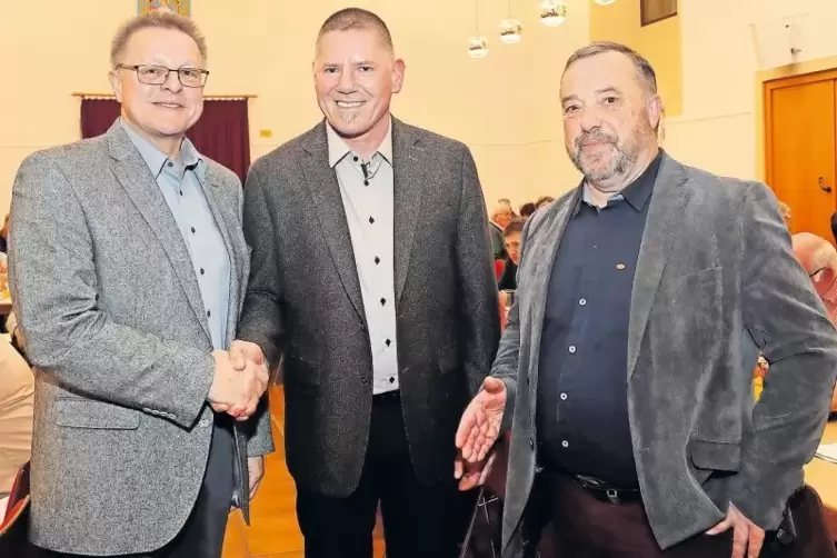 Nach der internen Wahl: Der amtierende Bürgermeister der Verbandsgemeinde, Otto Reiland (CDU, links), und CDU-Gemeindeverbands-V