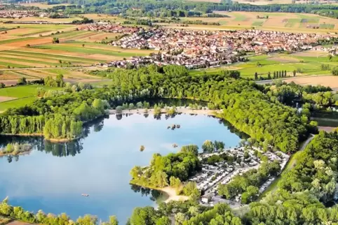Badesee in Mechtersheim: Im Haushaltsentwurf ist eine neue Toilettenanlage vorgesehen. Die Verwaltung soll laut Grünen-Antrag au