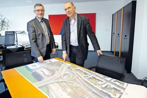 Das gesamte Projekt auf einen Blick: Baudezernent Klaus Dillinger (links) und Martin Kallweit vom Bereich Stadtentwässerung.