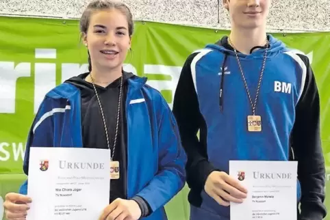 Mia Jäger und Benjamin Marwitz, die beiden Rheinland-Pfalz-Hallenmeister des TV Nußdorf. Sie siegte über 400 m, er im Hochsprung
