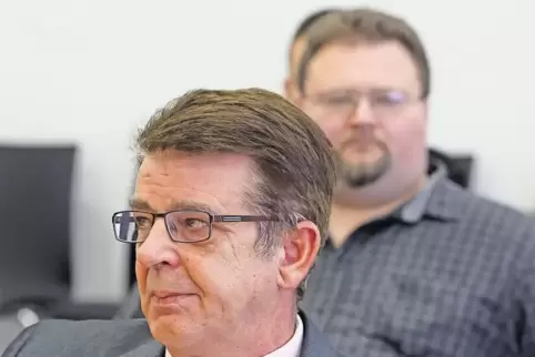 Klagt gegen seinen Rauswurf aus der AfD-Fraktion: Jens Ahnemüller. Im Gerichtssaal hinter ihm sitzt der Trierer NPD-Politiker Sa
