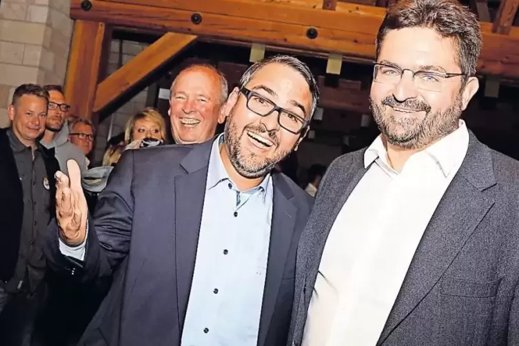 24. September 2017: Marc Weigel (links) ist als OB gewählt, sein Nachfolger als Fraktionschef, Christoph Bachtler, freut sich mi