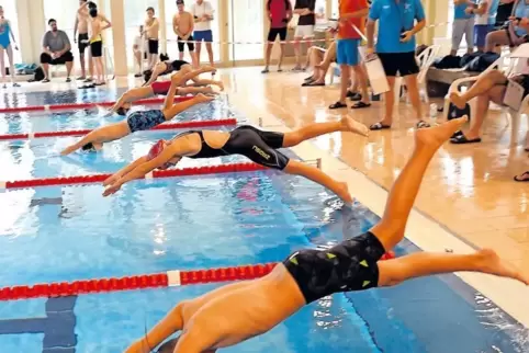 In Maxdorf kämpfen die Schwimmer zweieinhalb Stunden lang um Zeiten und Platzierungen.