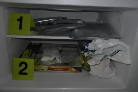 Die Pizza ist es nicht: Seltsame Tiefkühlkost, auf die die Zollfahnder im Kühlschrank eines 32 Jahre alten, des Drohenhandels Ve