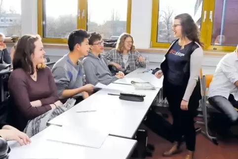 Ann-Kathrin Faber diskutierte mit den Gymnasiasten unter anderem über die Willkommenskultur für Flüchtlinge.