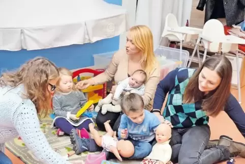 Natalia Merkel (rechts) und Ludmila Hein (Mitte) wollen beim Mutter-Kind-Kreis im Mehrgenerationenhaus sich mit Menschen aus der