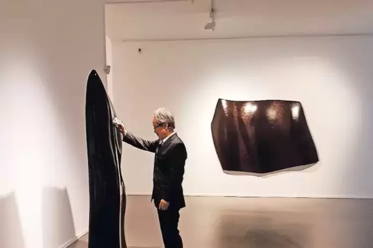 Meditatives Polieren: Nobuyuki Tanaka bringt seine Kunst in der Pfalzgalerie auf Hochglanz.