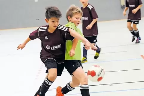 Die Spieler der Haidwaldschule Maxdorf (in Weinrot) setzen sich mit 2:0 gegen Schüler der Grundschule Schifferstadt Nord durch.