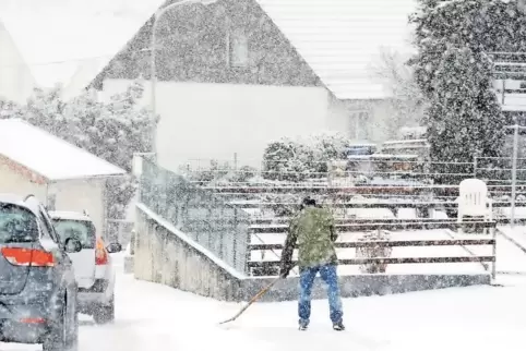 Wenn viel Schnee fällt, gibt es vor allem in höher gelegenen Gemeinden viel zu tun für Grundstücksbesitzer und Anwohner – hier i