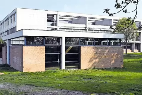 Schon vor dem Abriss der AEG-Gymnastikhalle muss eine provisorische Route zu dem Grundstück angelegt werden.