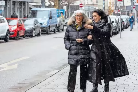 Mit Schwung für die Eisenbahnstraße aktiv: Sybille Pirrung und Evelyn Stromberger.