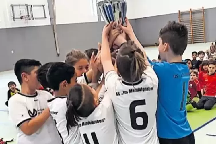 Die Mandelgraben-Mannschaft bejubelt ihren Sieg.