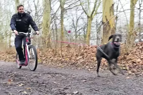 Wurden spontan zu einem Team: Polizist Christian Plötz und Pina.