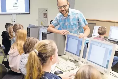 Lehrer Thomas Hahn beim Unterricht der Klasse 5b am Computer. Manche Räume des KKG sind besser ausgestattet als andere.