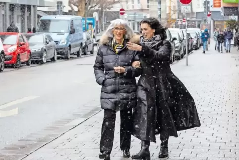 Mit Schwung für die Kaiserslauterer Eisenbahnstraße aktiv: Sybille Pirrung und Evelyn Stromberger.