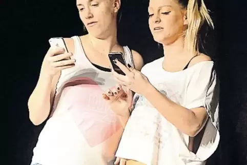 Elena (Julia Knorst, links, mit Lena Sommer) gerät in Schwierigkeiten, als ein Mitschüler Nacktfotos von ihr im Netz verbreitet.