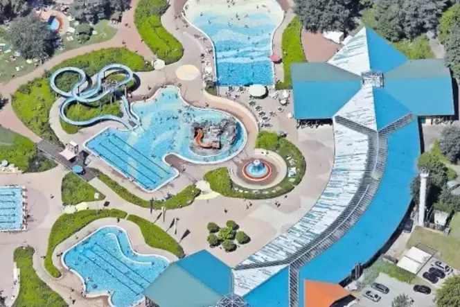 Der Badepark soll zum Ganzjahresbad werden und das Hallenbad dann abgerissen. Der Badepark soll zum Ganzjahresbad werden und das Hallenbad dann abgerissen.
