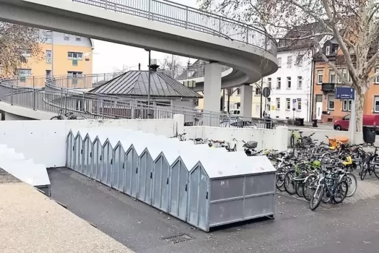 N&ouml;rdlich des Bahnhofsgeb&auml;udes: mehr Platz f&uuml;r Radler.