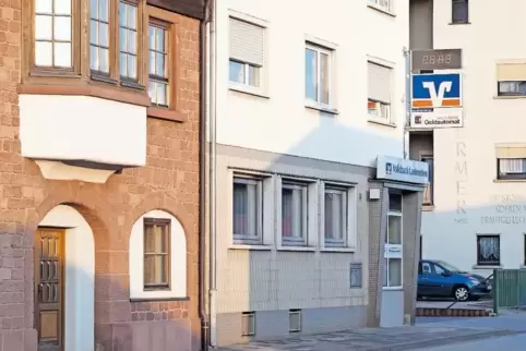 Die unerwartet teure Sanierung der Volksbank in Otterbach – hier ein Foto vor Beginn der Arbeiten – belastet das Jahresergebnis 